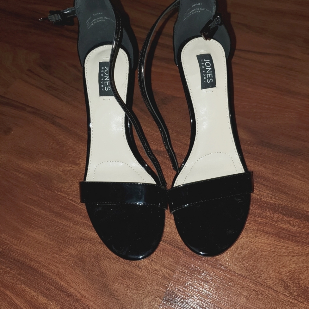 Jones New York patent leather open toe  shoes